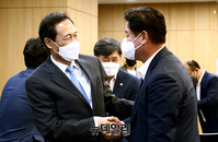 [포토] 참석자들과 인사 나누는 우상호 민주당 비상대책위원장