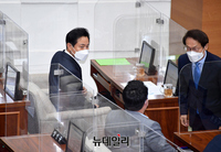 [포토] 서울시의회 본회의 참석한 오세훈 서울시장