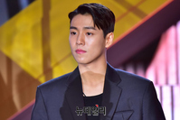 [포토] 취재진 질문 듣는 이현우