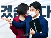 [포토] 냉랭한 이준석 국민의힘 대표와 배현진 최고위원