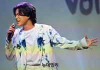 [포토] 타이틀 '참고사항' 열창하는 이무진