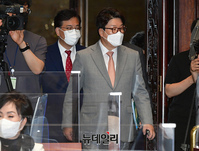 [포토] 입장하는 권성동 국민의힘 원내대표