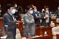 [포토] 국민의례하는 국민의힘 의원들