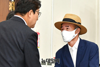 [포토] 해수부 공무원 피격사건 유족과 인사 나누는 권성동 원내대표