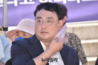 [포토] 윤 대통령 퇴진 촉구 집회서 더위 식히는 변희재