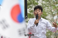 [포토] 제2연평해전 20주기 추모행사서 인사말 하는 이은택 대표