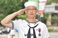 [포토] 거수경례하는 권기형 제2연평해전 참전용사