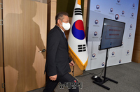 [포토] 경찰제도개선 자문위 권고안 브리핑 입장하는 이상민 장관