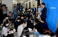 [포토] 우상호 면담 앞서 기자들 만난 서해 피격 공무원 유가족