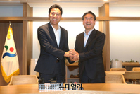 [포토] 손 맞잡은 오세훈 서울시장·유정복 인천시장