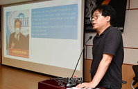 [포토] 반지성 시대 세미나 강연자로 나선 김경율 회계사