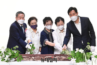 [포토] 기념촬영 하는 오세훈 시장·양명영 회장