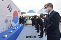 [포토] 6.25납북희생자 기념의날, 묵념하는 최재형·태영호·박상헌