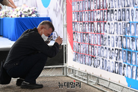 [포토] 6·25납북희생자 기억의날, 눈물 훔치는 유족