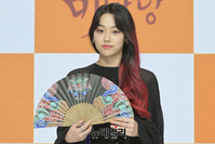 [포토] 미남당 강미나, 예쁘게 부채를 들고