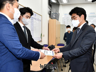 [포토] 임시국회 소집요구서를 제출하는 더불어민주당