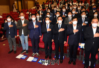 [포토] 국민의례하는 민주당 지도부와 당선자들