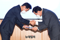 [포토] 오세훈 서울시장, 조인동 행정1부시장에 공로패 전달