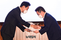 [포토] 오세훈 시장, 류훈 행정2부시장에 공로패 전달