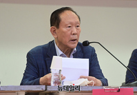 [포토] 강제북송 세미나 좌장 맡은 홍순경 전 북한민주화위원회 이사장