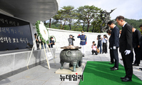 [포토] 현충원 참배하는 최초 4선 서울시장 오세훈