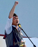 [포토] 팔뚝질 하는 양경수 민노총 위원장