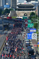 [포토] 대통령 집무실 방향으로 행진하는 민노총