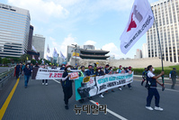 [포토] 행진하는 양경수 민노총 위원장과 조합원들