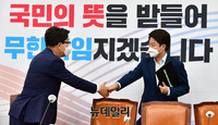 [포토] 악수 나누는 이준석 대표와 권성동 원내대표