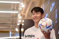 [포토] 카타르월드컵 공인구 '알릴라'와 함께 등장한 손흥민