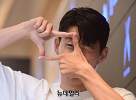 [포토] 홍대 등장한 손흥민, 시그니처 세리모니 