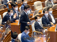 [포토] 단상으로 향하는 김진표 국회의장 당선인