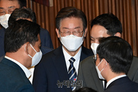 [포토] 인사 나누는 이재명 민주당 의원