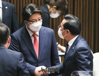 [포토] 본회장서 만난 권성동·박홍근 원내대표