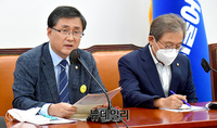 [포토] 원내대책회의 참석한 김성환 민주당 정책위의장