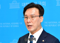 [포토] 기자들의 질문에 답하는 김민석 민주당 의원