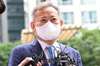 [포토] 경찰위원회 소집, 취재진 질문 답하는 이상민 행안부 장관