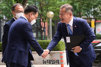 [포토] 경찰 관계자와 악수 나누는 이상민 행안부 장관