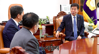 [포토] 환담 나누는 김진표 국회의장과 김대기 대통령 비서실장