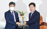 [포토] 尹 대통령 축하 난 받는 김진표 국회의장