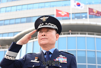 [포토] 합참의장 이임식, 경례하는 원인철 전임 합참의장