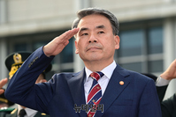 [포토] 거수경례하는 이종섭 국방부 장관