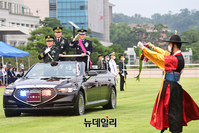 [포토] 열병식하는 원인철·김승겸