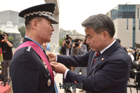 [포토] 훈장 받는 원인철 전임 합동참모의장