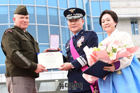 [포토] 원인철 전임 합동참모의장, 미공로훈장 수상