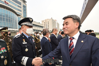 [포토] 참석자와 악수하는 이종섭 국방부 장관