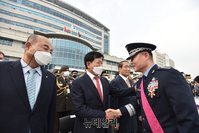 [포토] 참석자와 악수 나누는 원인철 전임 합참의장