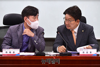 [포토] 대화 나누는 권성동·하태경