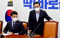 [포토] 입장하는 박홍근 민주당 원내대표