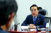 [포토] 유가보조금 간담회 참석한 박홍근 민주당 원내대표